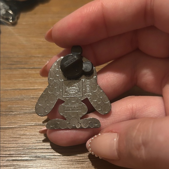 Oswald the Lucky Rabbit Trading  Pin - Picture 3 of 6